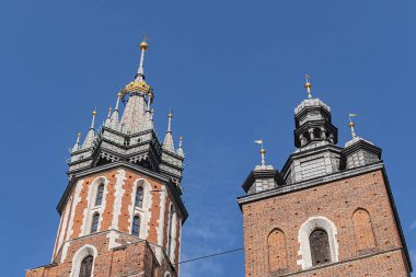 Brick Gotik St. Mary Bazilikası 'nın mimari parçaları (Meryem Ana' nın Cennete veya Kosciol Mariacki 'ye Varsayılan Kilisesi). Xiii yüzyılın başlarında inşa edilen kilise şehrin temel simgesidir. Kracow, Polonya.