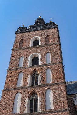 Brick Gotik St. Mary Bazilikası 'nın mimari parçaları (Meryem Ana' nın Cennete veya Kosciol Mariacki 'ye Varsayılan Kilisesi). Xiii yüzyılın başlarında inşa edilen kilise şehrin temel simgesidir. Kracow, Polonya.