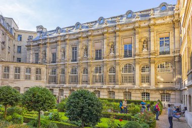 Paris, Fransa - 15 Eylül 2018: Paris 'teki Bank of France (Banque de France, 1880) binalarının avlusunda. Merkezi Paris 'te bulunan Fransa Bankası..