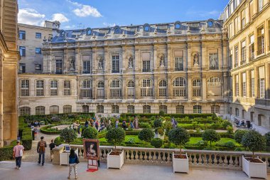 Paris, Fransa - 15 Eylül 2018: Paris 'teki Bank of France (Banque de France, 1880) binalarının avlusunda. Merkezi Paris 'te bulunan Fransa Bankası..