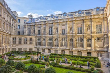 Paris, Fransa - 15 Eylül 2018: Paris 'teki Bank of France (Banque de France, 1880) binalarının avlusunda. Merkezi Paris 'te bulunan Fransa Bankası..