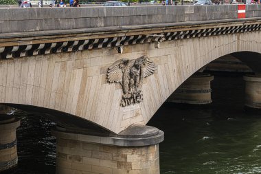 Paris, Fransa - 8 Nisan 2017: Jena Köprüsü Trocadero (Pont d 'Iena, 1814) ve Seine Nehri' nin sol kıyısındaki Eyfel Kulesi.