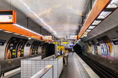 Paris, Fransa - 11 Haziran 2018: Grenelle Bulvarı 'ndaki La Motte-Picquet Grenelle istasyonunun içi. La Motte-Picquet Grenelle Fransız ulaşım ağında bir merkezdir..