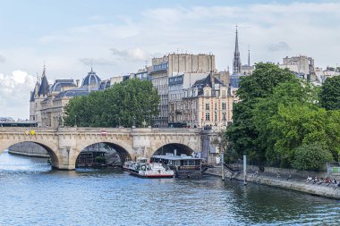 Paris, Fransa - 29 Mayıs 2018: Paris Pont Neuf (