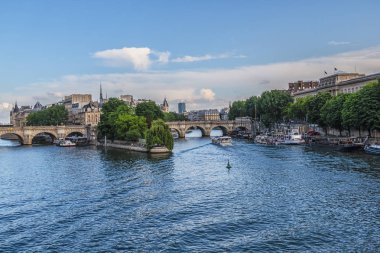 Paris, Fransa - 29 Mayıs 2018: Paris Pont Neuf (