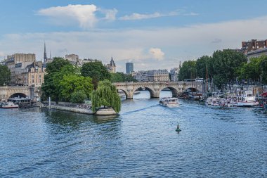 Paris, Fransa - 29 Mayıs 2018: Paris Pont Neuf (
