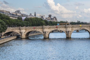 Paris, Fransa - 29 Mayıs 2018: Paris Pont Neuf (
