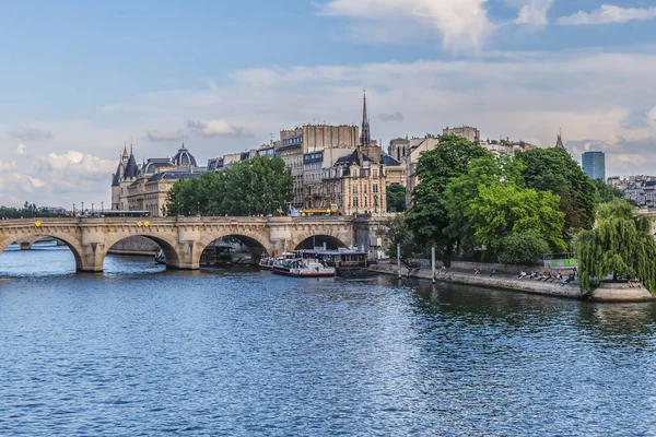 2018年5月29日 New Bridge とイル Ile Cite ヌフはパリのセーヌ川に架かる最も古い橋 1607年 — ストック写真