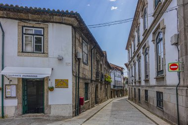 Guimaraes, Portekiz - Nisan 19, 2017: Guimaraes eski kasabasındaki Muhteşem Sokak. Guimaraes - Kuzey Portekiz 'in Braga ilçesine bağlı bir şehir ve belediye.