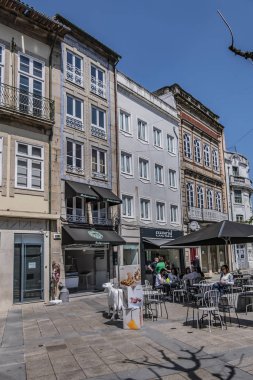 Braga, Portekiz - 17 Nisan 2017: Braga tarihi merkezinde sokak manzarası. Braga - Portekiz 'in kuzey bölgesindeki Minho Eyaletinin başkenti, tarihi ve kültürel merkezi.