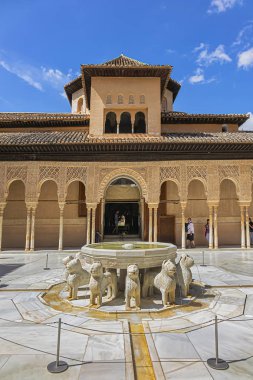 Granada, İspanya - 5 Haziran 2018: Aslanlar Sarayı (Patio de los Leones, 1391 Ad) - tarihi Alhambra Sarayı ve Endülüs 'teki kale kompleksindeki Nasrid Sarayı' nın (Palacios Nazaries) bir parçası.