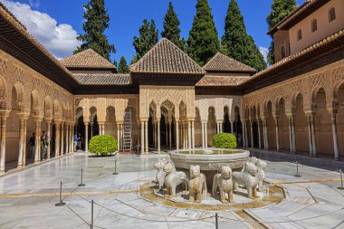Granada, İspanya - 5 Haziran 2018: Aslanlar Sarayı (Patio de los Leones, 1391 Ad) - tarihi Alhambra Sarayı ve Endülüs 'teki kale kompleksindeki Nasrid Sarayı' nın (Palacios Nazaries) bir parçası.