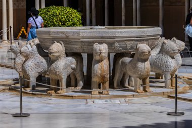 Granada, İspanya - 5 Haziran 2018: Aslanlar Sarayı (Patio de los Leones, 1391 Ad) - tarihi Alhambra Sarayı ve Endülüs 'teki kale kompleksindeki Nasrid Sarayı' nın (Palacios Nazaries) bir parçası.