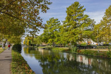 Toulouse 'daki Kanal du Midi' nin (Xvii yüzyılda - Languedoc 'taki Kraliyet Kanalı) güzel sonbahar manzarası ve suda yansıyan ağaçlar. Toulouse, Haute-Garonne, Fransa.