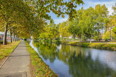 Toulouse 'daki Kanal du Midi' nin (Xvii yüzyılda - Languedoc 'taki Kraliyet Kanalı) güzel sonbahar manzarası ve suda yansıyan ağaçlar. Toulouse, Haute-Garonne, Fransa.