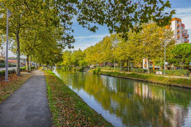 Toulouse 'daki Kanal du Midi' nin (Xvii yüzyılda - Languedoc 'taki Kraliyet Kanalı) güzel sonbahar manzarası ve suda yansıyan ağaçlar. Toulouse, Haute-Garonne, Fransa.