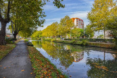 Toulouse 'daki Kanal du Midi' nin (Xvii yüzyılda - Languedoc 'taki Kraliyet Kanalı) güzel sonbahar manzarası ve suda yansıyan ağaçlar. Toulouse, Haute-Garonne, Fransa.