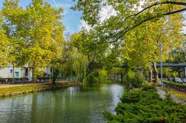Toulouse 'daki Kanal du Midi' nin (Xvii yüzyılda - Languedoc 'taki Kraliyet Kanalı) güzel sonbahar manzarası ve suda yansıyan ağaçlar. Toulouse, Haute-Garonne, Fransa.