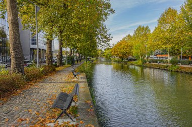 Toulouse 'daki Kanal du Midi' nin (Xvii yüzyılda - Languedoc 'taki Kraliyet Kanalı) güzel sonbahar manzarası ve suda yansıyan ağaçlar. Toulouse, Haute-Garonne, Fransa.