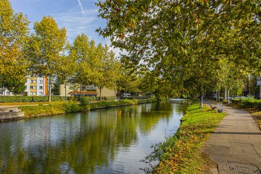Toulouse 'daki Kanal du Midi' nin (Xvii yüzyılda - Languedoc 'taki Kraliyet Kanalı) güzel sonbahar manzarası ve suda yansıyan ağaçlar. Toulouse, Haute-Garonne, Fransa.