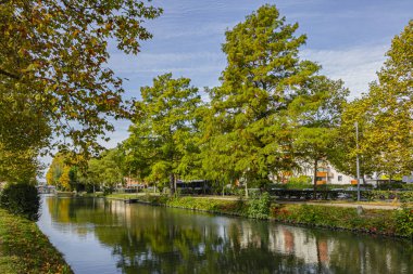 Toulouse 'daki Kanal du Midi' nin (Xvii yüzyılda - Languedoc 'taki Kraliyet Kanalı) güzel sonbahar manzarası ve suda yansıyan ağaçlar. Toulouse, Haute-Garonne, Fransa.