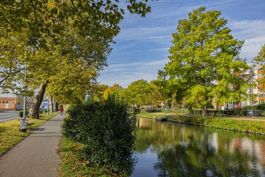 Toulouse 'daki Kanal du Midi' nin (Xvii yüzyılda - Languedoc 'taki Kraliyet Kanalı) güzel sonbahar manzarası ve suda yansıyan ağaçlar. Toulouse, Haute-Garonne, Fransa.