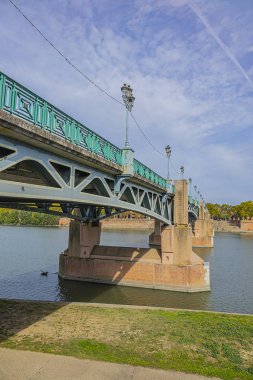 Saint-Pierre Köprüsü ve Toulouse 'da Saint Joseph de la Grave hastanesi Şapeli ile Garonne nehri seti. Toulouse, Fransa.