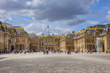 Versay, Fransa - 27 Mayıs 2019: Versailles Şatosu 'nun mimari parçaları (Versailles Sarayı) Paris yakınlarında: Bahçeye bakan cephe. Versailles Sarayı kraliyet şatosuydu.. 