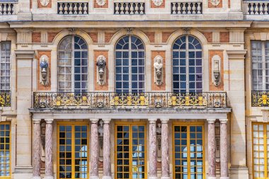 Versay, Fransa - 27 Mayıs 2019: Versailles Şatosu 'nun mimari parçaları (Versailles Sarayı) Paris yakınlarında: Bahçeye bakan cephe. Versailles Sarayı kraliyet şatosuydu.. 