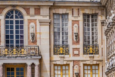 Versay, Fransa - 27 Mayıs 2019: Versailles Şatosu 'nun mimari parçaları (Versailles Sarayı) Paris yakınlarında: Bahçeye bakan cephe. Versailles Sarayı kraliyet şatosuydu.. 
