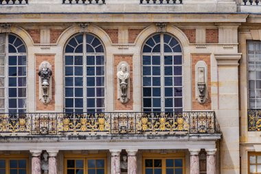 Versay, Fransa - 27 Mayıs 2019: Versailles Şatosu 'nun mimari parçaları (Versailles Sarayı) Paris yakınlarında: Bahçeye bakan cephe. Versailles Sarayı kraliyet şatosuydu.. 