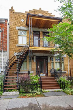 Montreal, Kanada - 13 Ağustos 2017: Saint-Denis Caddesi (Rue Saint-Denis Caddesi) Montreal 'in Latin mahallesinde çok eski Viktorya tarzı evler.