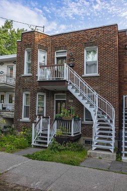 Montreal, Kanada - 13 Ağustos 2017: Saint-Denis Caddesi (Rue Saint-Denis Caddesi) Montreal 'in Latin mahallesinde çok eski Viktorya tarzı evler.