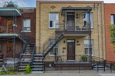 Montreal, Kanada - 13 Ağustos 2017: Saint-Denis Caddesi (Rue Saint-Denis Caddesi) Montreal 'in Latin mahallesinde çok eski Viktorya tarzı evler.
