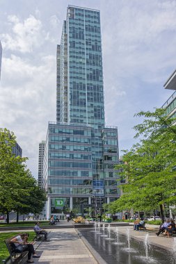 Montreal, Kanada - 13 Ağustos 2017 Montreal mimarisi: Montreal şehir merkezindeki eski evler ve modern gökdelenler. Quebec, Kanada.