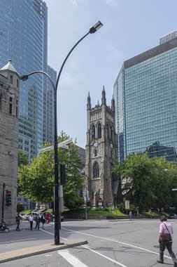 Montreal, Kanada - 13 Ağustos 2017 Montreal mimarisi: Montreal şehir merkezindeki eski evler ve modern gökdelenler. Quebec, Kanada.