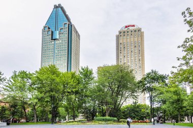 Montreal, Kanada - 13 Ağustos 2017 Montreal mimarisi: Montreal şehir merkezindeki eski evler ve modern gökdelenler. Quebec, Kanada.