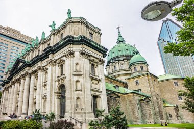 Montreal, Kanada - 13 Ağustos 2017 Montreal mimarisi: Montreal şehir merkezindeki eski evler ve modern gökdelenler. Quebec, Kanada.