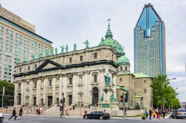 Montreal, Kanada - 13 Ağustos 2017 Montreal mimarisi: Montreal şehir merkezindeki eski evler ve modern gökdelenler. Quebec, Kanada.