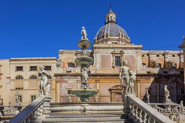 Monumental Palermo Praetorian Fountain (Fontana Pretoria, 1574) Piazza Pretoria 'nın merkezinde. Praetorian Fountain - Palermo 'nun başlıca simgeleri, antik Yunan mitolojisini resmediyordu. Palermo, Sicilya, İtalya.