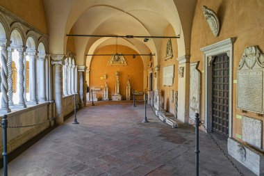 Roma, İtalya - 8 Ağustos 2016: Lateran cloiester in Papalık Başyapıtı St. John Lateran (Laterano 'da Arcibazilica Papale di San Giovanni) - Roma Piskoposluğu' nun resmi makamı. 