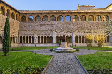 Roma, İtalya - 8 Ağustos 2016: Lateran cloiester in Papalık Başyapıtı St. John Lateran (Laterano 'da Arcibazilica Papale di San Giovanni) - Roma Piskoposluğu' nun resmi makamı. 