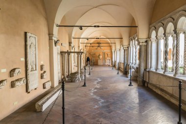 Roma, İtalya - 8 Ağustos 2016: Lateran cloiester in Papalık Başyapıtı St. John Lateran (Laterano 'da Arcibazilica Papale di San Giovanni) - Roma Piskoposluğu' nun resmi makamı. 