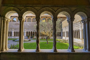 Roma, İtalya - 8 Ağustos 2016: Lateran cloiester in Papalık Başyapıtı St. John Lateran (Laterano 'da Arcibazilica Papale di San Giovanni) - Roma Piskoposluğu' nun resmi makamı. 