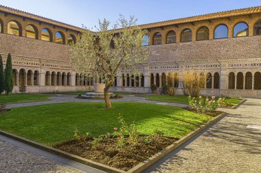 Roma, İtalya - 8 Ağustos 2016: Lateran cloiester in Papalık Başyapıtı St. John Lateran (Laterano 'da Arcibazilica Papale di San Giovanni) - Roma Piskoposluğu' nun resmi makamı. 