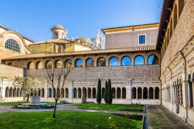 Roma, İtalya - 8 Ağustos 2016: Lateran cloiester in Papalık Başyapıtı St. John Lateran (Laterano 'da Arcibazilica Papale di San Giovanni) - Roma Piskoposluğu' nun resmi makamı. 