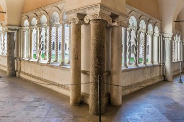 Roma, İtalya - 8 Ağustos 2016: Lateran cloiester in Papalık Başyapıtı St. John Lateran (Laterano 'da Arcibazilica Papale di San Giovanni) - Roma Piskoposluğu' nun resmi makamı. 