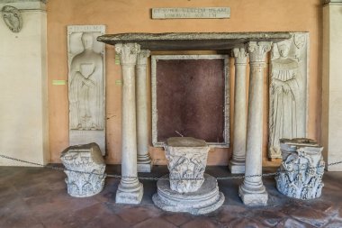 Roma, İtalya - 8 Ağustos 2016: Lateran cloiester in Papalık Başyapıtı St. John Lateran (Laterano 'da Arcibazilica Papale di San Giovanni) - Roma Piskoposluğu' nun resmi makamı. 