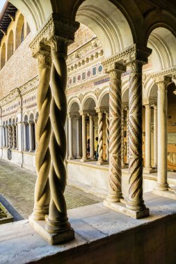 Roma, İtalya - 8 Ağustos 2016: Lateran cloiester in Papalık Başyapıtı St. John Lateran (Laterano 'da Arcibazilica Papale di San Giovanni) - Roma Piskoposluğu' nun resmi makamı. 