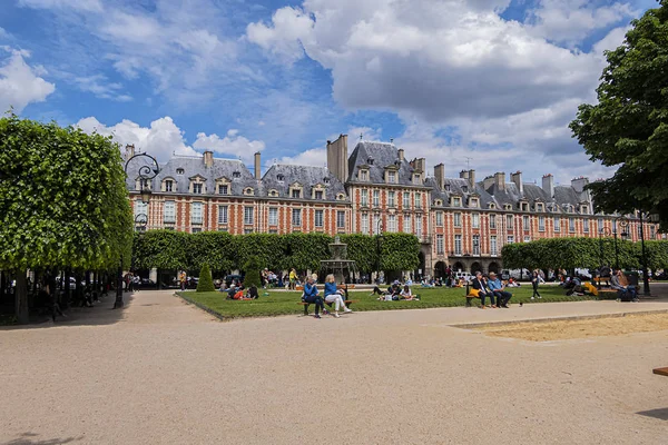 Париж Франция Мая 2019 Года Люди Отдыхают Зеленых Лужайках Знаменитой — стоковое фото